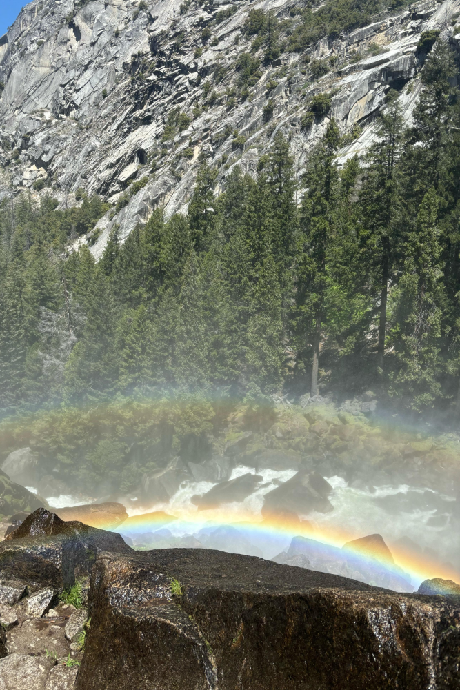 Paisagem de trilha em Yosemite — experiências únicas para quem investe em viagem